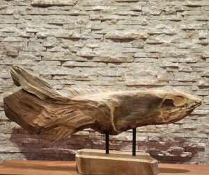 Teakholzskulptur Holzobjekt Holzkunst Fischskulptur Koi Teak alt Holz Wurzel Holzdeko Skulptur Kunst Statue Holzdeko Teakholzobjekt Wurzel Deko auf Standfuß